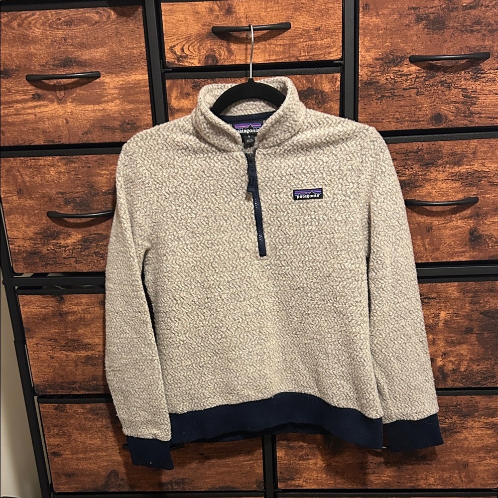 Patagonia Women's Cream and Navy 1/4 Zip Jacket